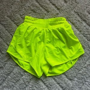 highlight yellow lululemon hotty hots, 4 inch, size 2
